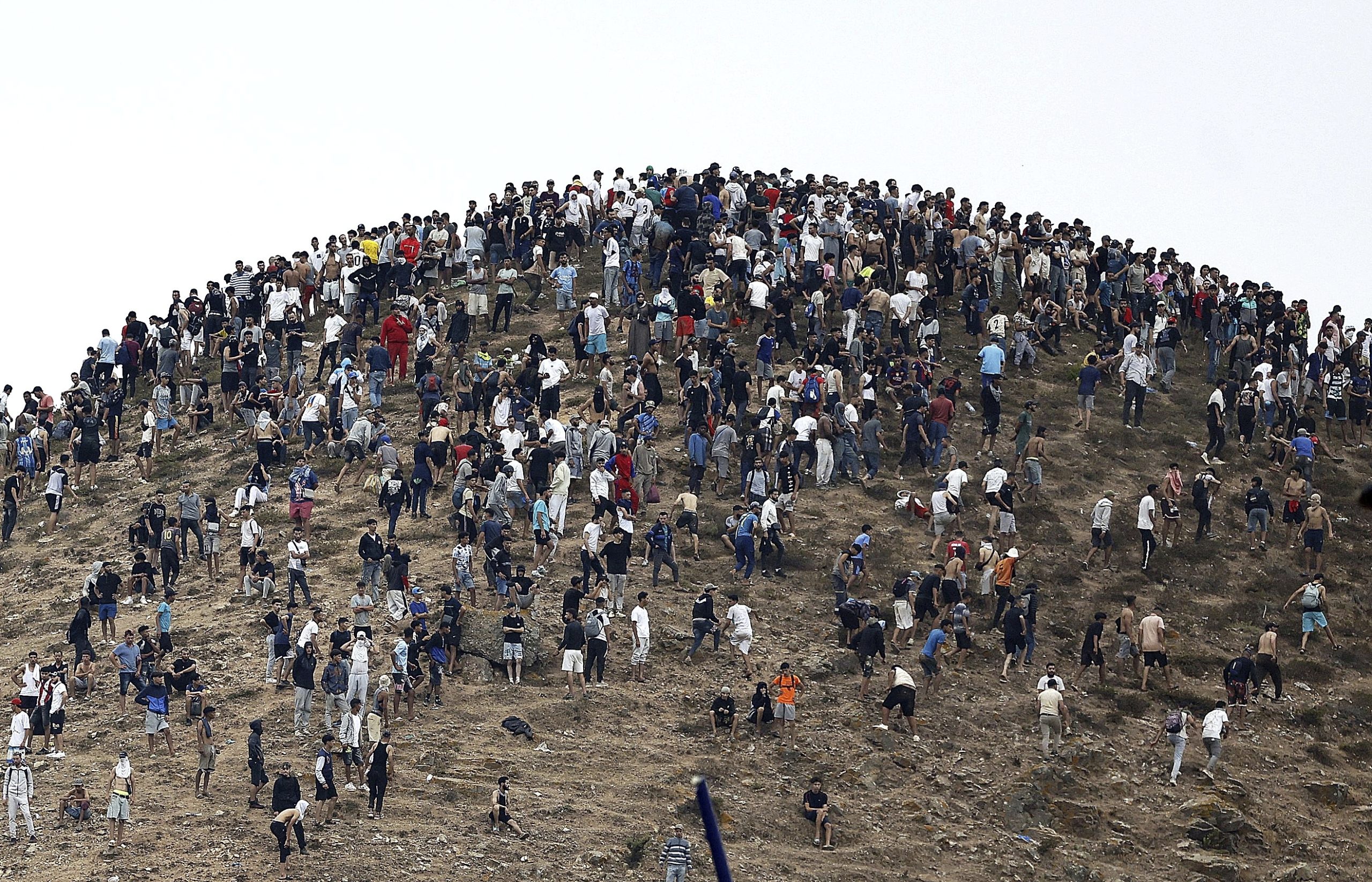 Centenares de migrantes en una colina de Castillejos próxima a la frontera con España el pasado 31 de julio.