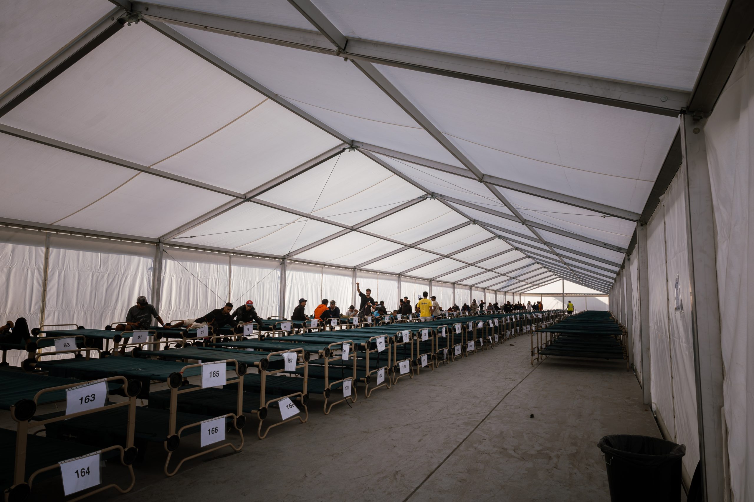 Inmigrantes alojados en el campamento temporal habilitado en el puerto de Ceuta