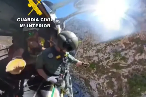 Muere una senderista noruega de 71 años tras despeñarse en la Ruta del Cares (Asturias) al ponerse una mochila