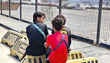 La pulsera de color que marca dos mundos en Ceuta y un pánico común: «Si vuelven a Marruecos, no los van a recibir con flores»