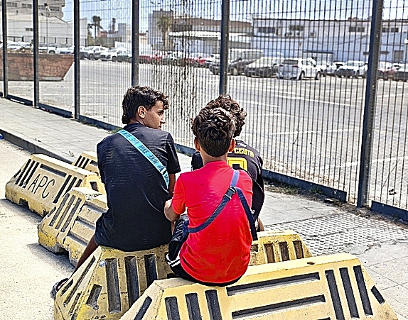 Menores de edad en el entorno del puerto de Ceuta.
