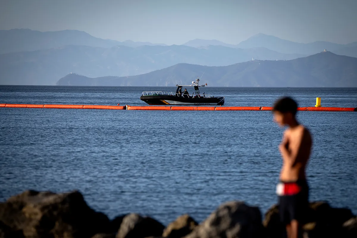 Interior inicia los trámites para construir una baliza 'antitrepa' y 'antibuceo' en la frontera de El Tarajal, rota desde hace días