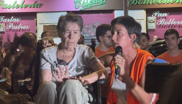 La Policía comienza el desalojo de Maricarmen, la vecina de 87 años de Retiro a la que desahucian de su casa después de siete décadas