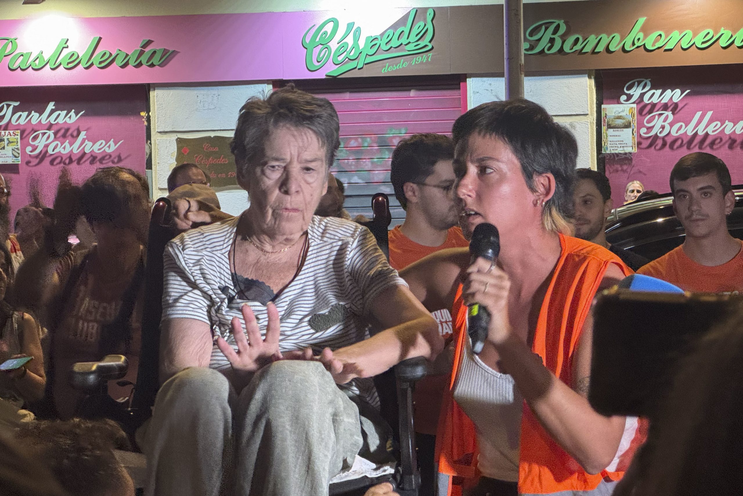 a vecina de 87 años, Maricarmen Abascal, acompañada por representantes del movimiento vecinal Inquilinas de Madrid.