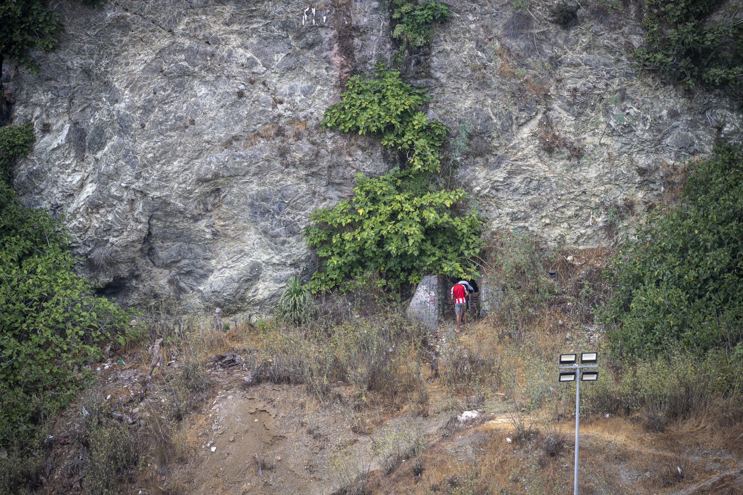 Acceso a una de las galerías del Sarchal donde se ocultaban varios jóvenes