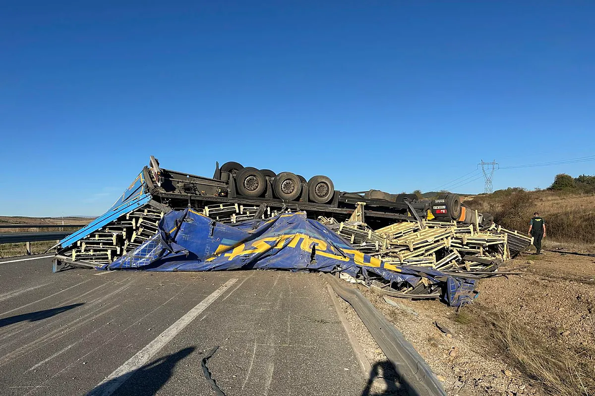 Mueren el conductor de un camión y un trabajador de una grúa que estaba en la calzada en un accidente en Aguilar de Campoo