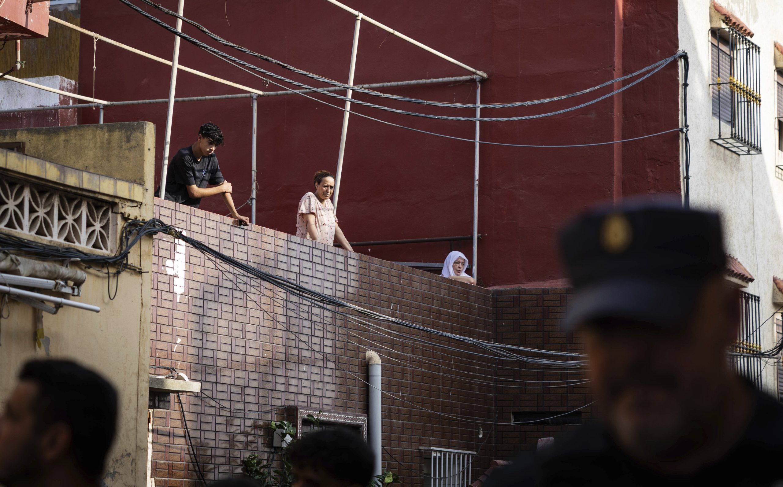 Varios vecinos del Príncipe observan a un agente de policía desde los balcones