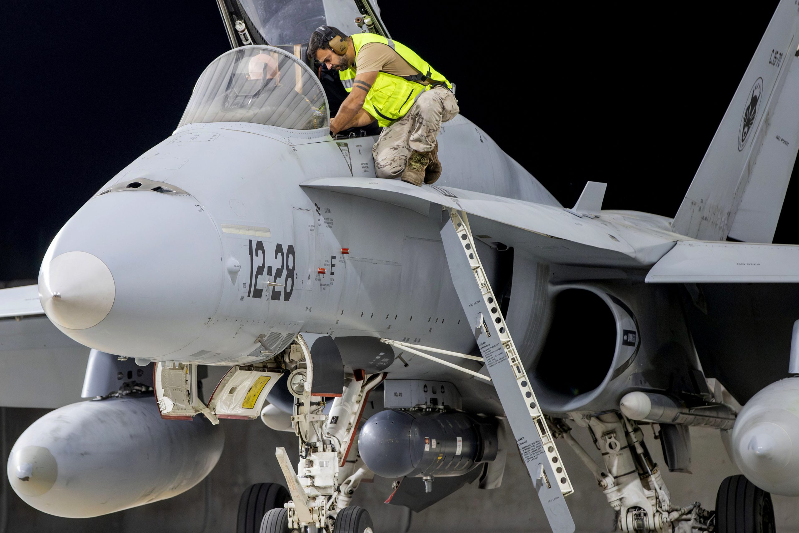 Uno de los siete cazas F-18 con los que España participa en el despliegue de la OTAN en Rumanía.