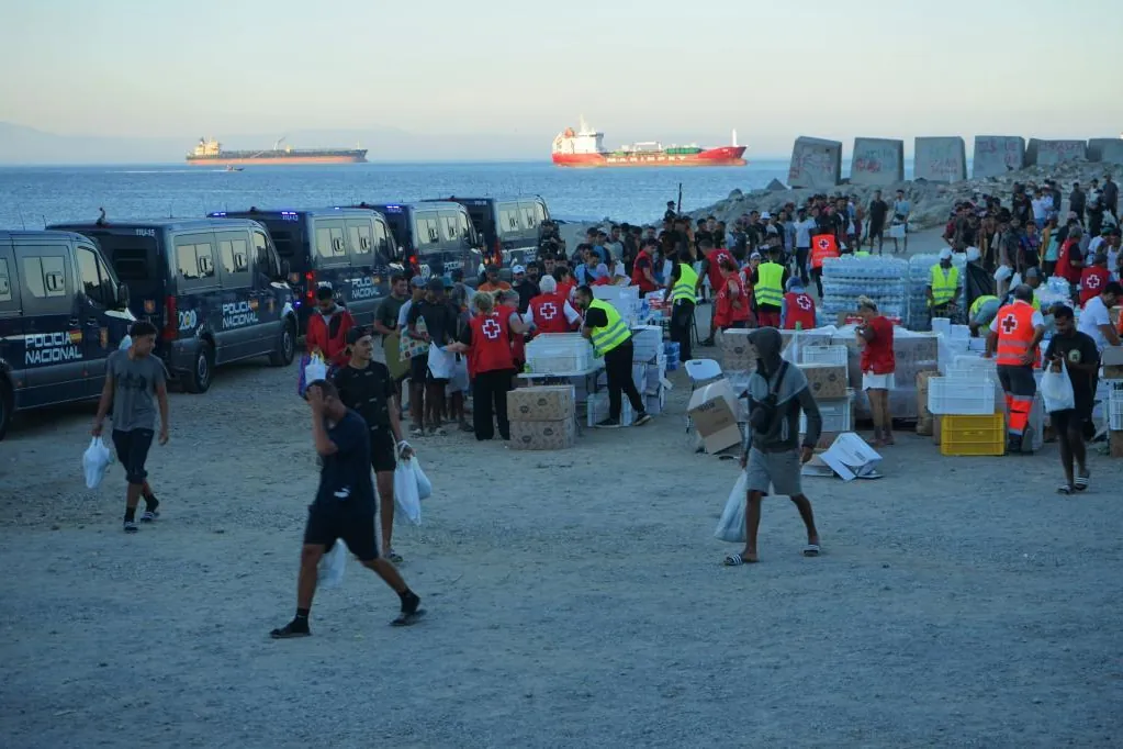 La policía realiza un operativo especial para filiar a los menores migrantes en las playas de Ceuta