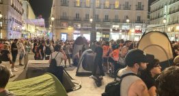 La manifestación por la vivienda desemboca en una gran acampada en Sol: «O nos sacan a palos, o nos quedamos aquí»