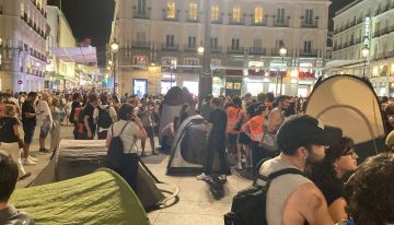 La manifestación por la vivienda desemboca en una gran acampada en Sol: «O nos sacan a palos, o nos quedamos aquí»