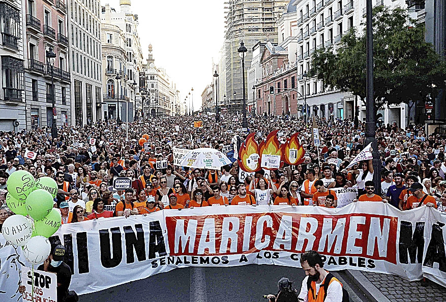 Cabecera de la manifestación en la tarde de ayer a su paso por la calle Alcalá (Madrid)