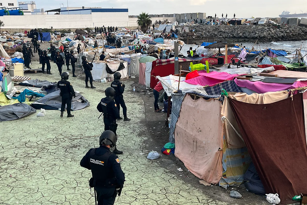 La Policía Nacional empieza a desalojar los asentamientos de inmigrantes alrededor de la desaladora de Ceuta
