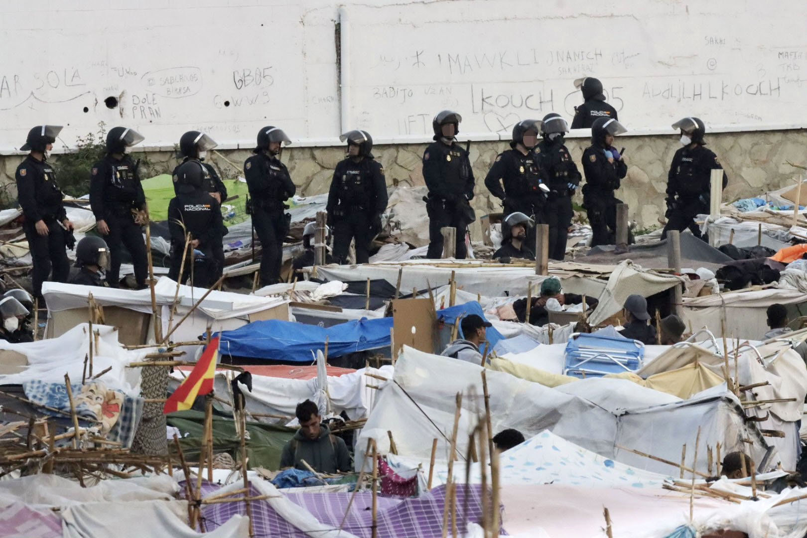 Dispositivo policial en la playa de Benítez (Ceuta), este domingo.