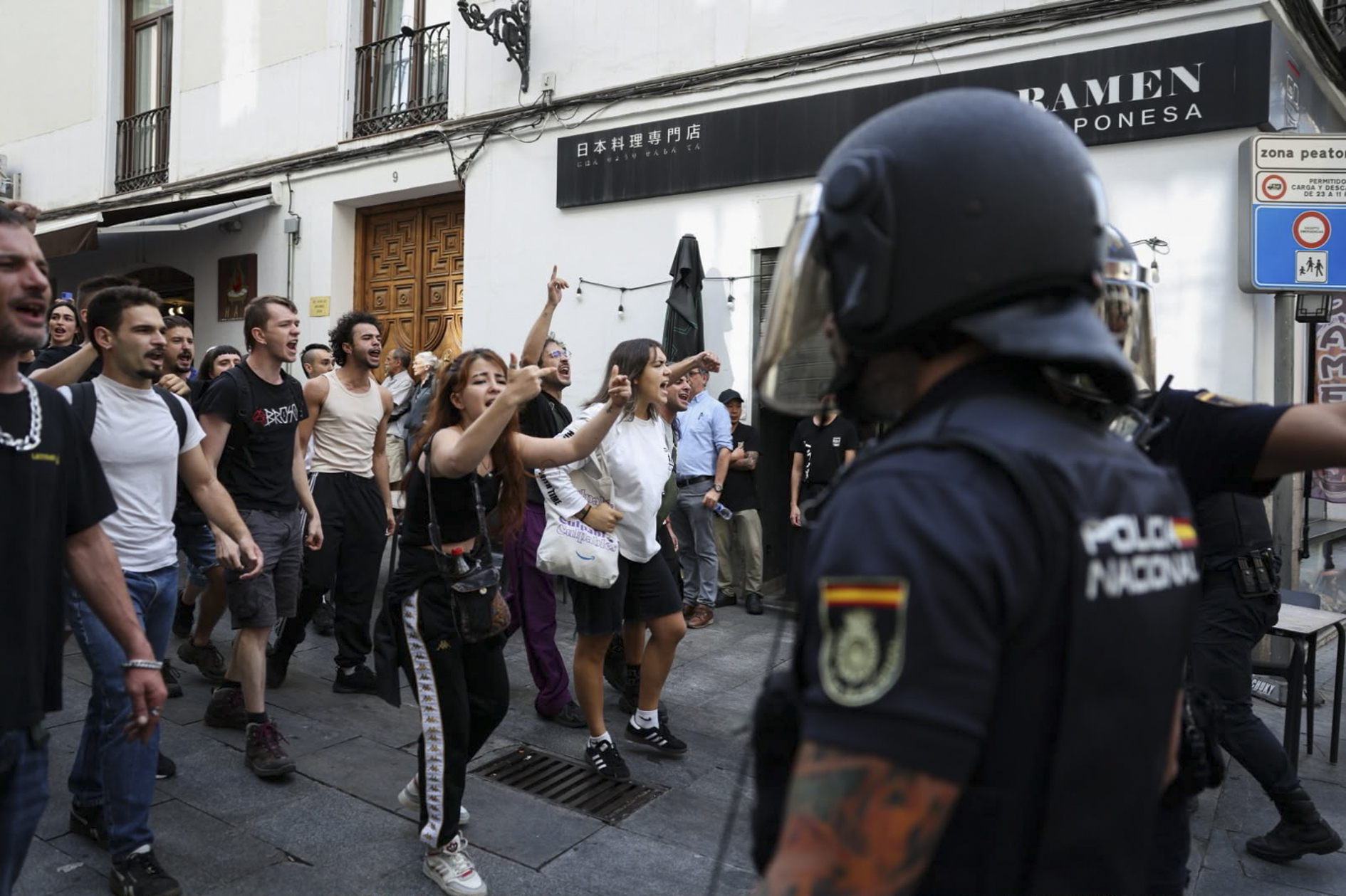 Personas paralizan un desahucio en la Calle Navas de Tolosa.