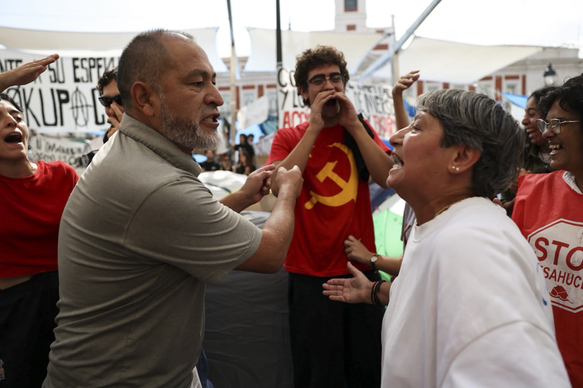Momento de una discusión entre acampados y otros civiles en Sol.