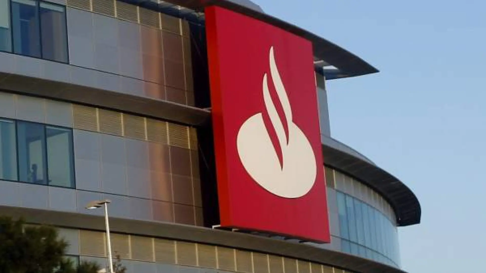 Banco Santander gana el recurso de casi 800 millones de euros contra Axa por la venta de seguros en Reino Unido