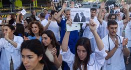Los médicos avanzan una «enérgica respuesta» de la profesión al «aplastamiento» del Gobierno: amenazan con huelga indefinida