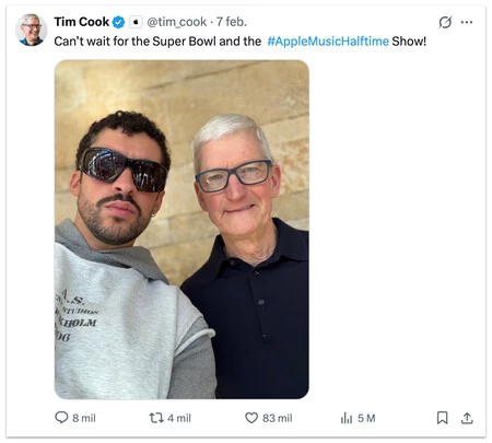 Tim Cook y Bad Bunny un día antes del espectáculo de la Super Bowl