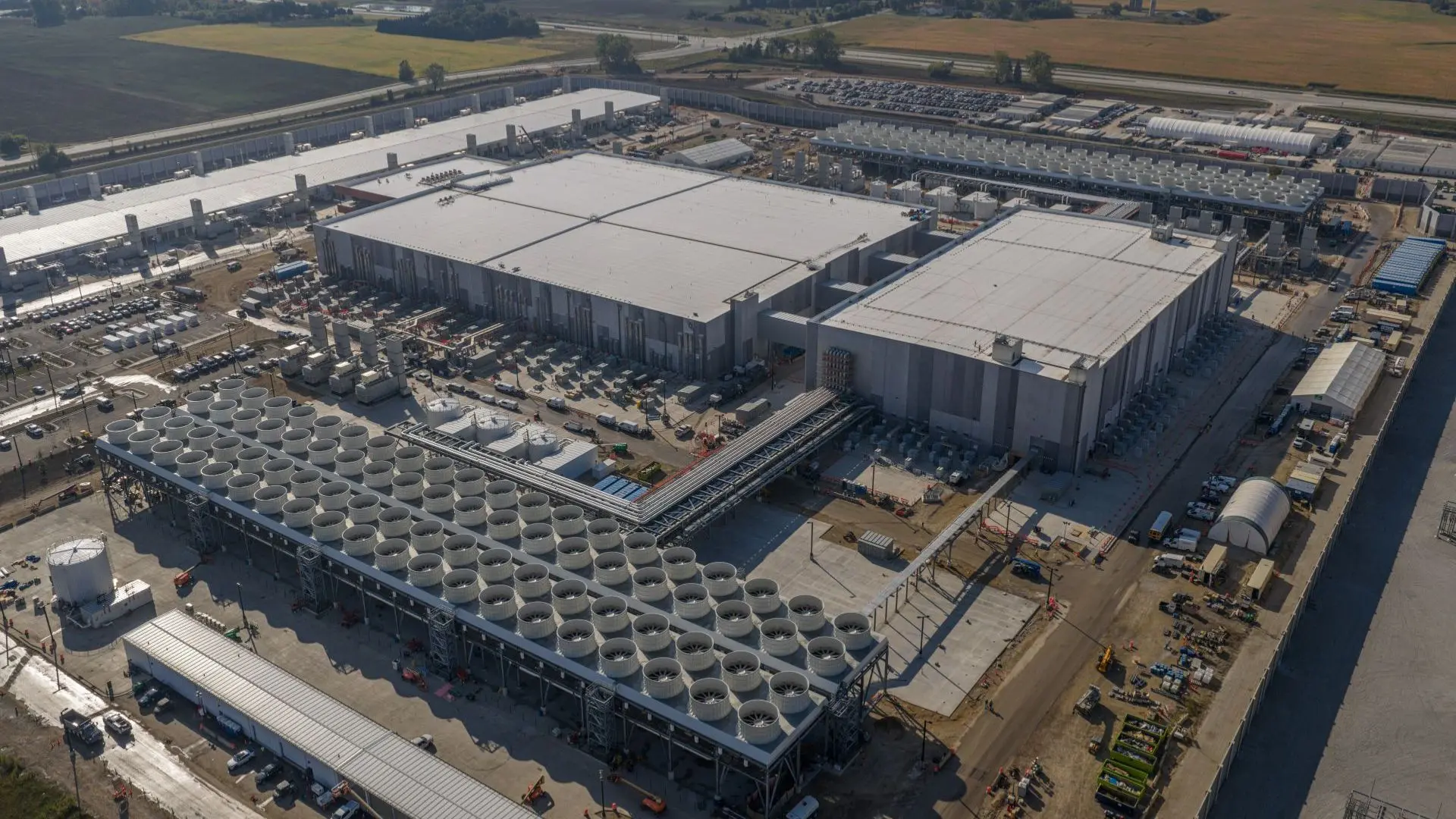 ¿Cómo alimentar de electricidad a los voraces centros de datos? Aagesen ultima una norma que la enfrenta con industria y renovables
