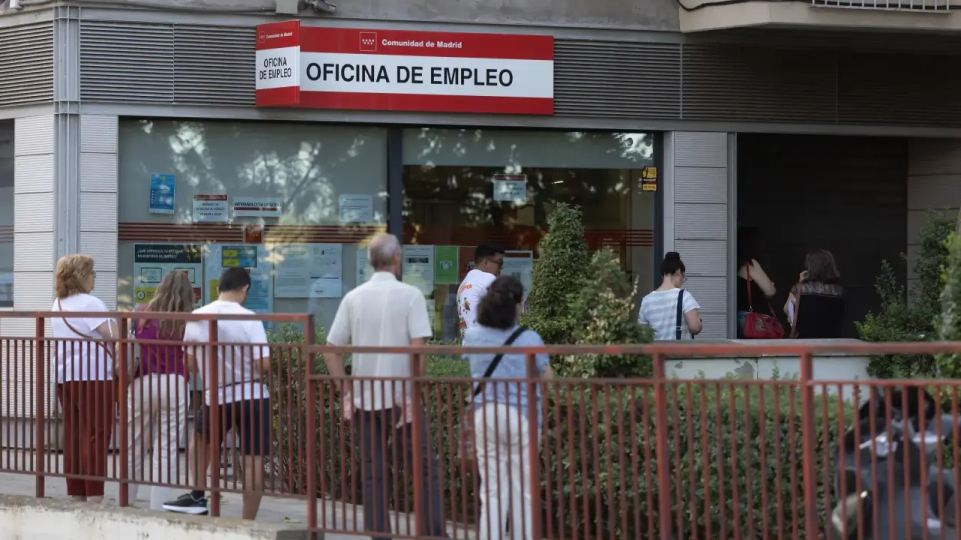 España destruye 163.000 empleos en agosto y el paro sube en 44.000 personas