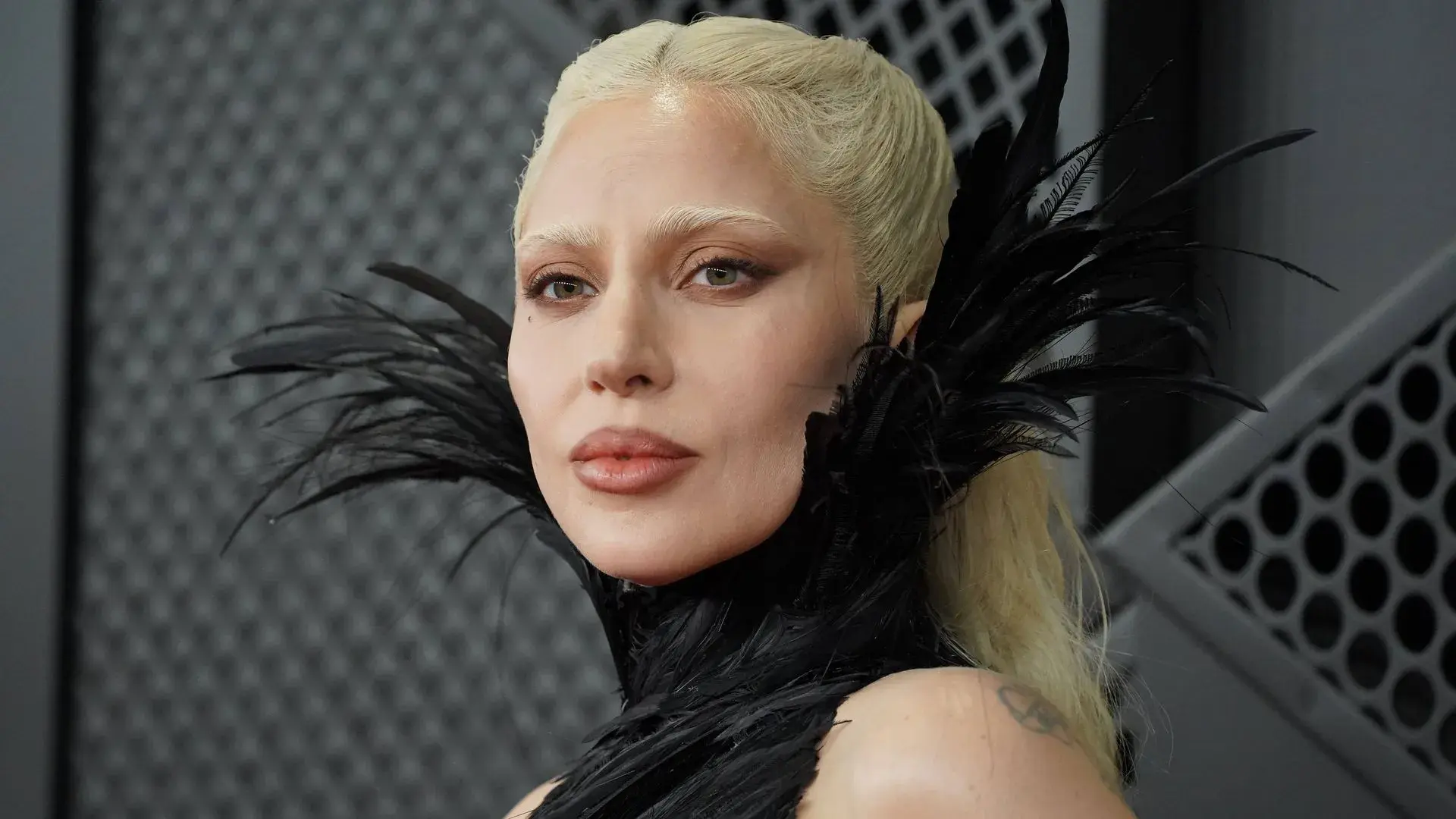 Lady Gaga, inmersa en su maternidad: «No quiere perderse ni un instante; tiene constantemente al bebé en brazos»