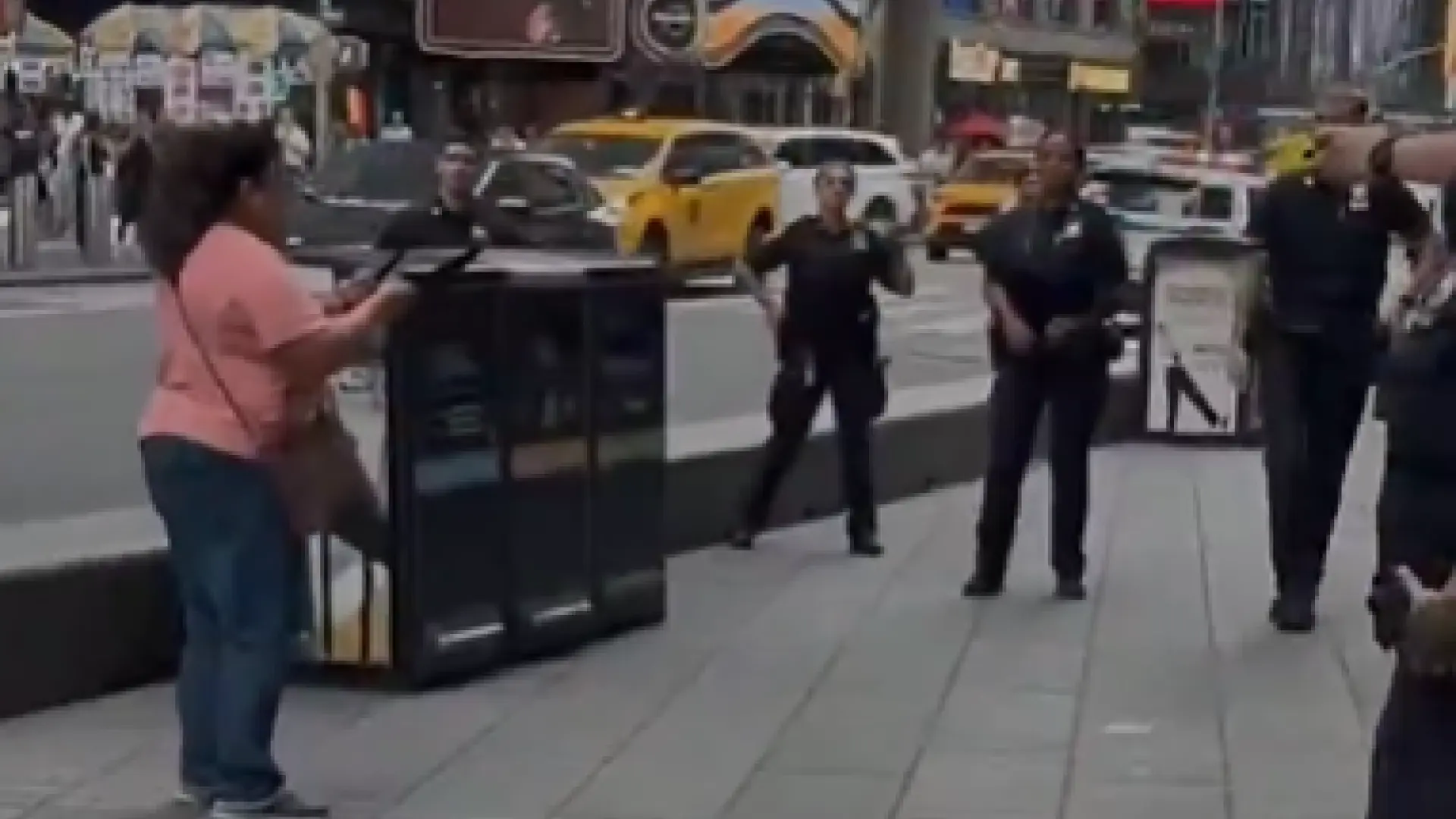 Por qué los táser no frenaron a la mujer que apuñaló a dos personas en Times Square: la grasa corporal, el bolso cruzado…