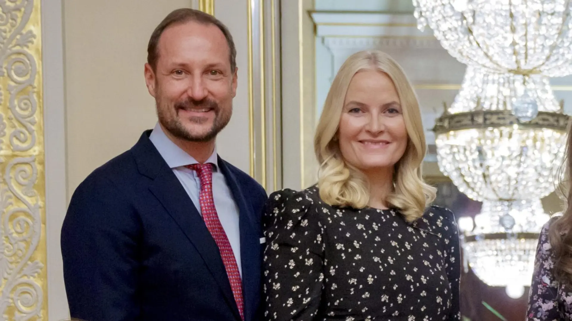 Haakon VIII acompaña a Mette-Marit al hospital después de jurar su cargo como rey de Noruega