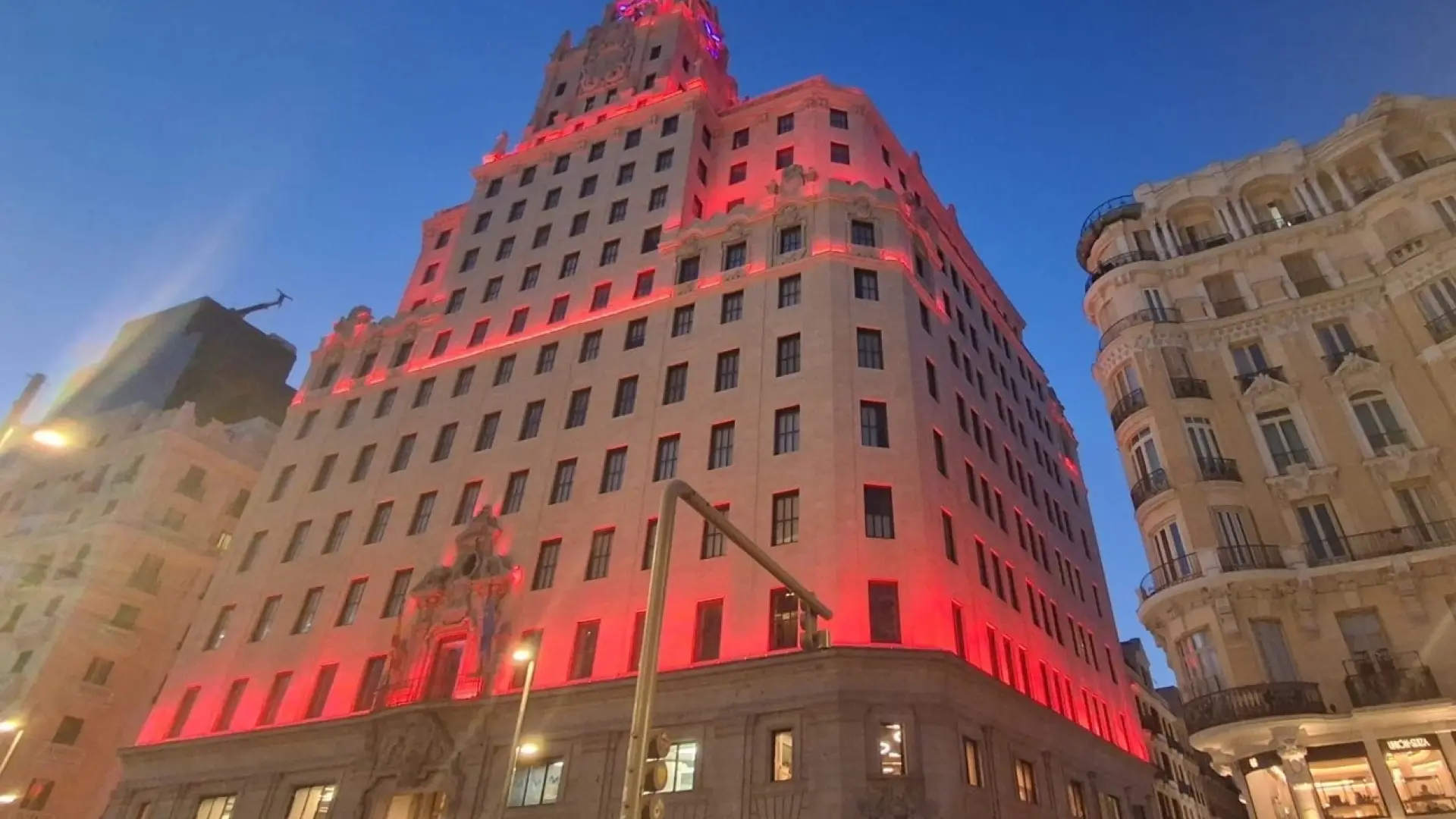 Telefónica cierra la venta de su histórica sede al empresario Tomás Olivo por casi 200 millones