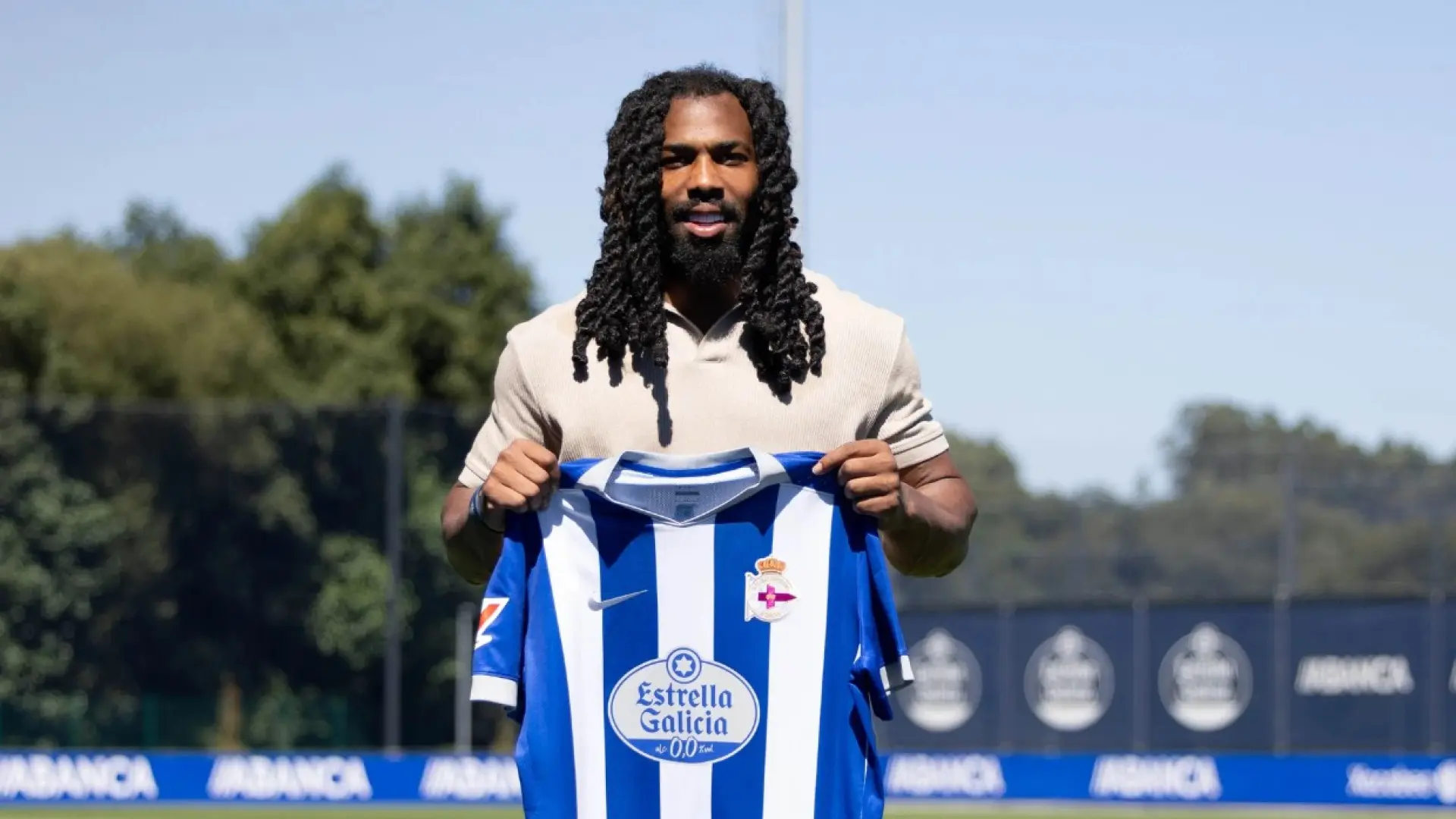 La presentación de Adama Traoré, la más surrealista del verano: un llamativo look y un «básicamente» repetido hasta 85 veces