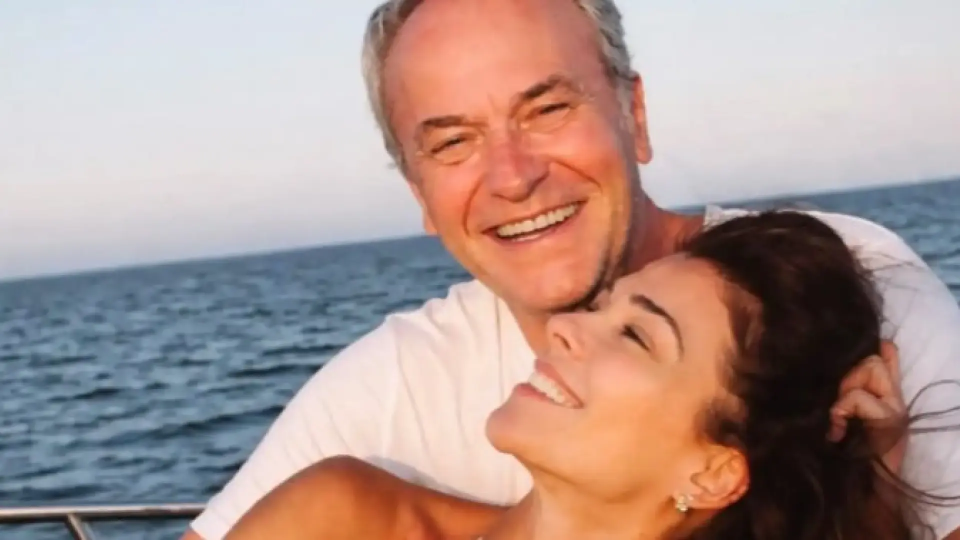 José Coronado e Irene López derrochan amor en su tierno posado: «Un verano tranquilo, de esos que se viven»