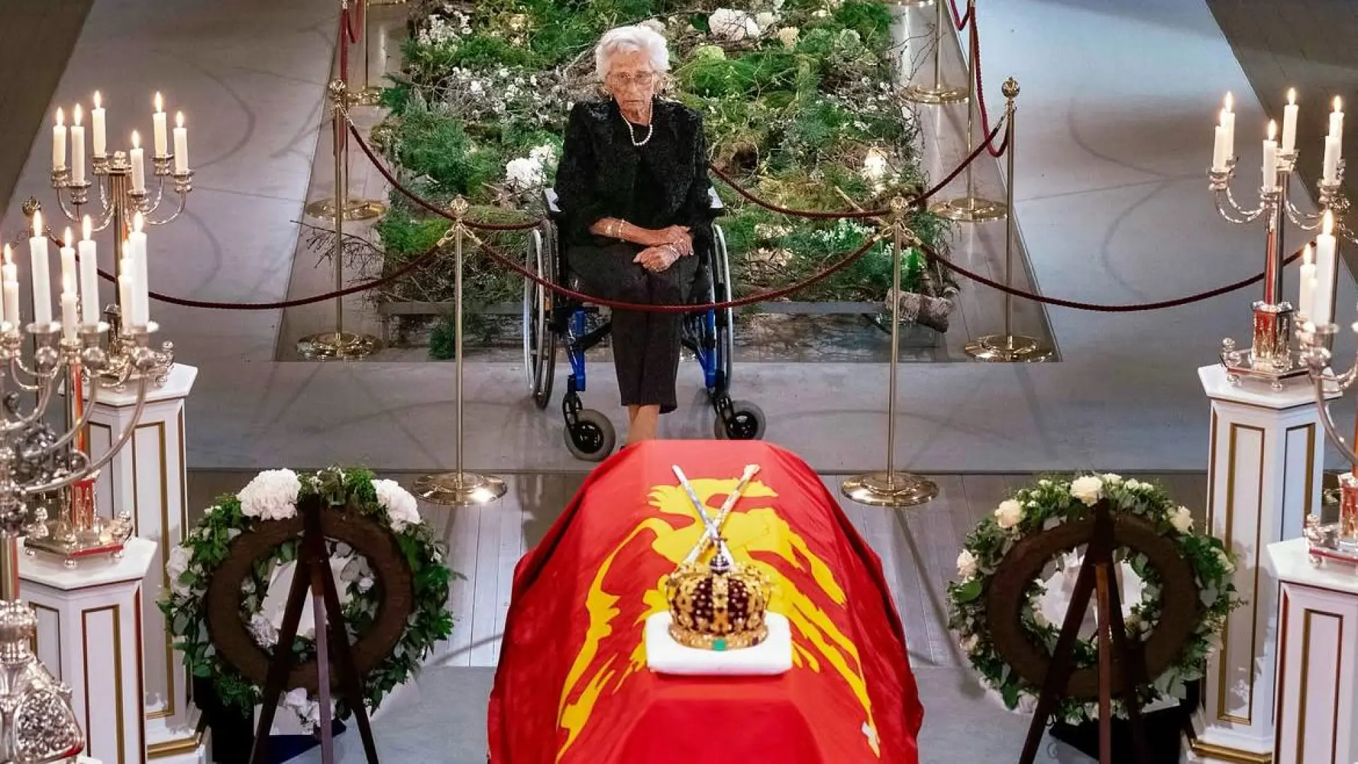 La emotiva despedida en solitario de la princesa Astrid a su hermano el rey Harald V frente al féretro