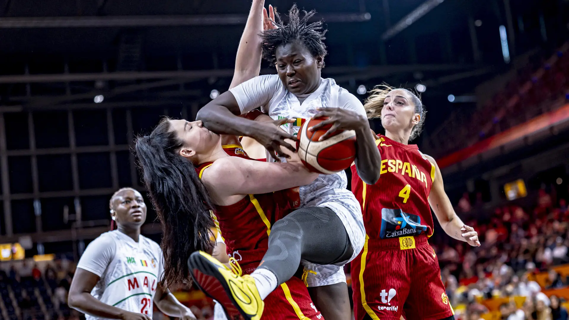 España pierde ante una combativa Mali y se complica el camino en el Mundial