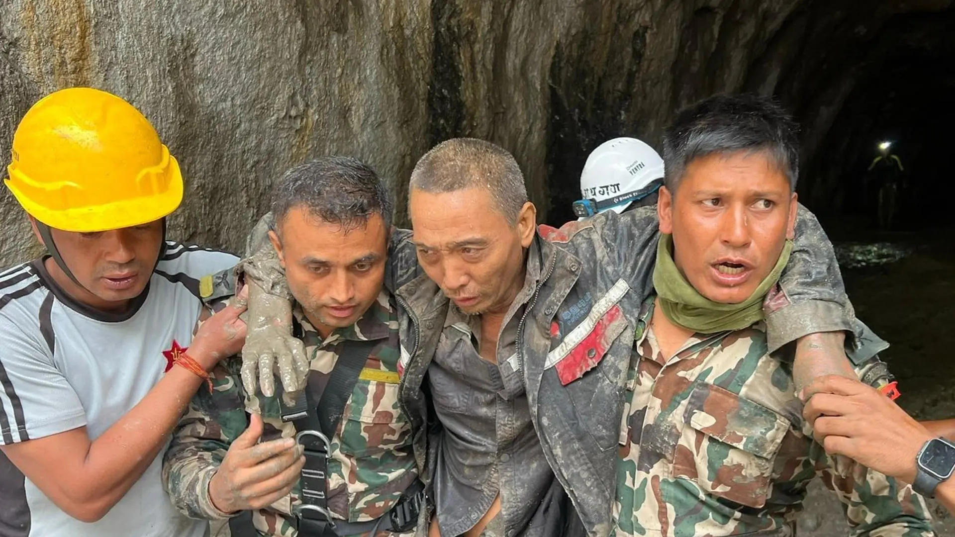 «En cuanto veía la luz, gritaba»: el escalofriante relato de un superviviente chino atrapado 11 días en un túnel de Nepal