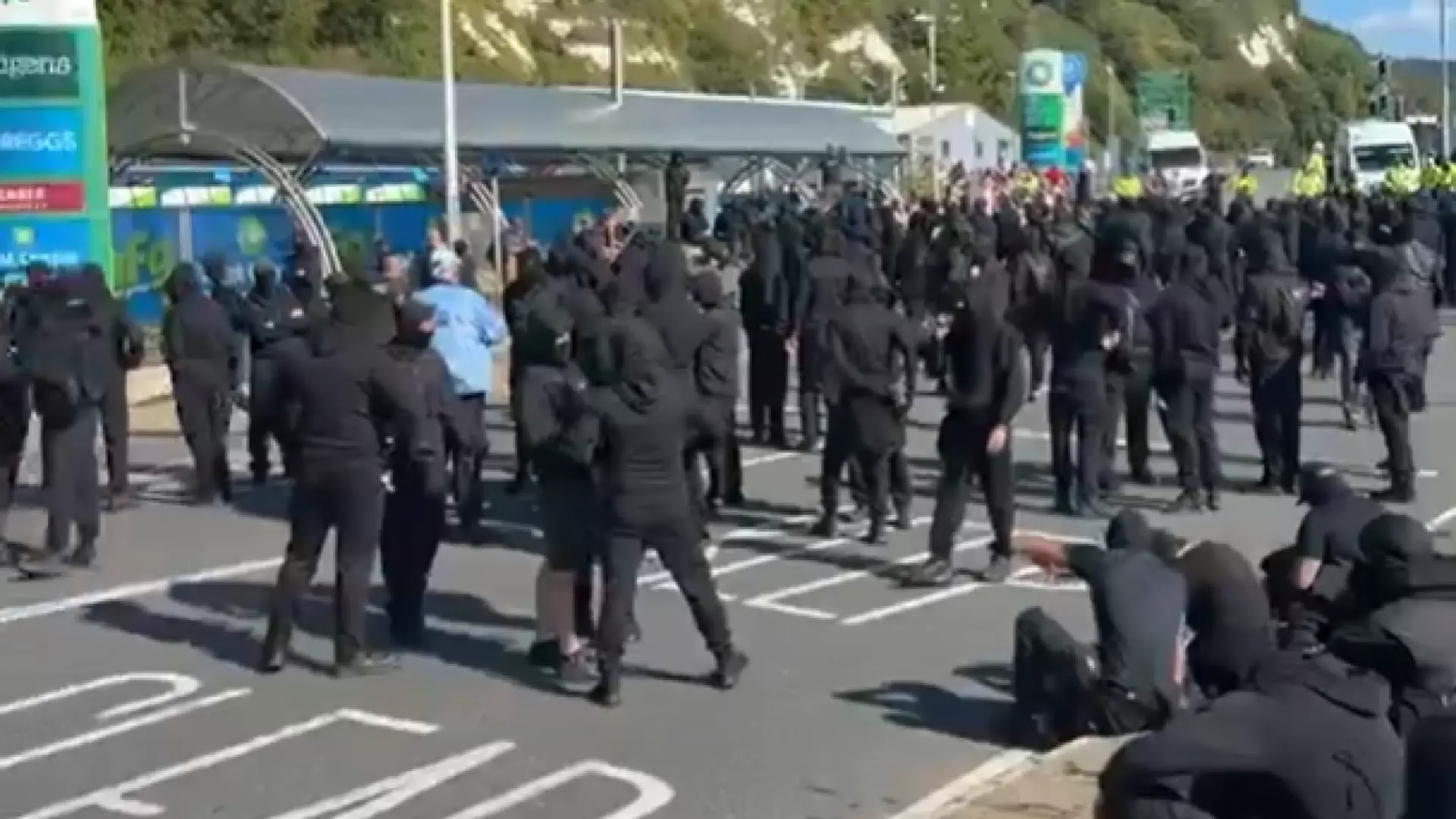 Un grupo de manifestantes encapuchados bloquea el acceso al puerto inglés de Dover