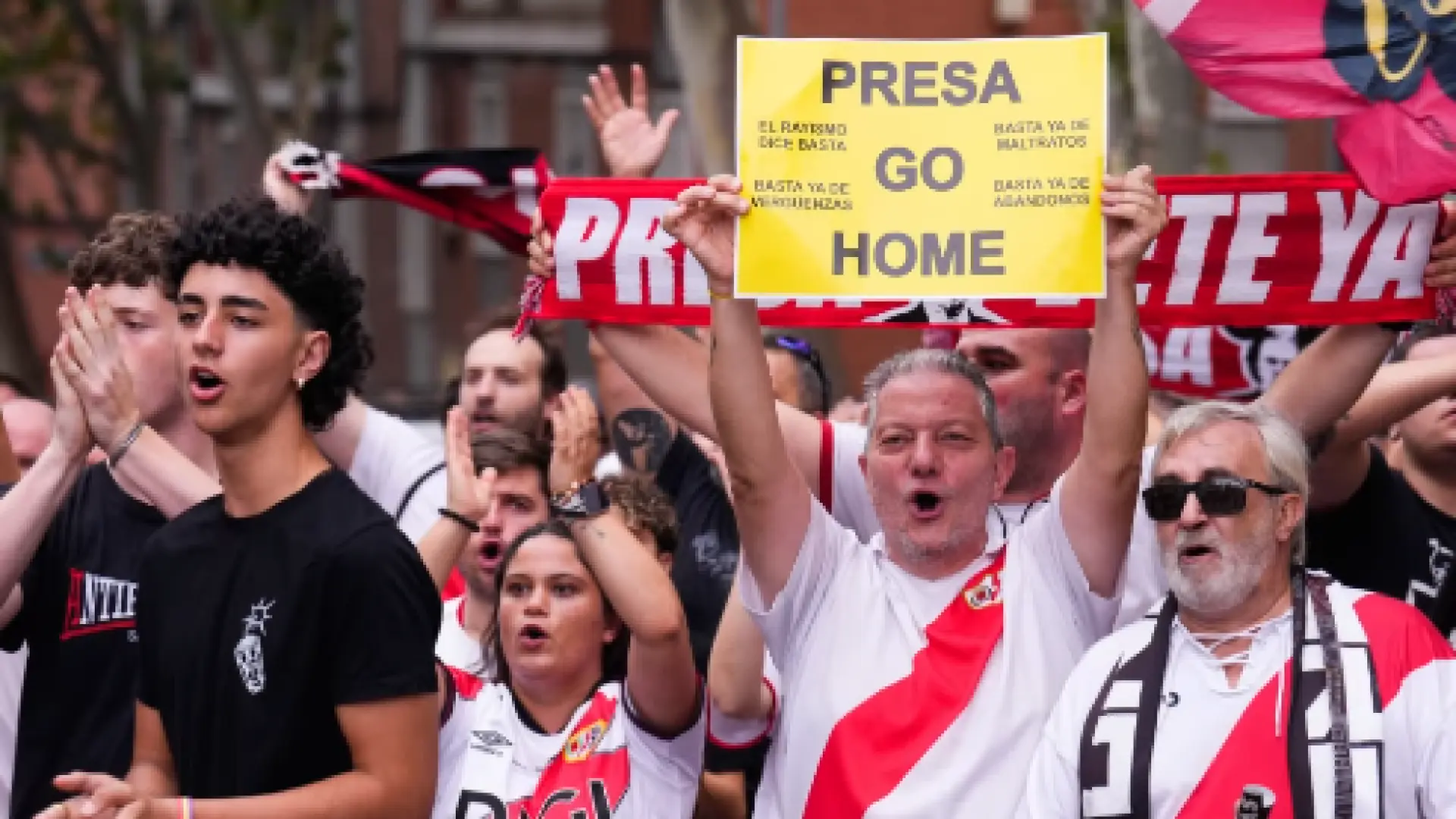 Los aficionados del Rayo Vallecano toman las calles para exigir la salida de Martín Presa y el regreso a su estadio