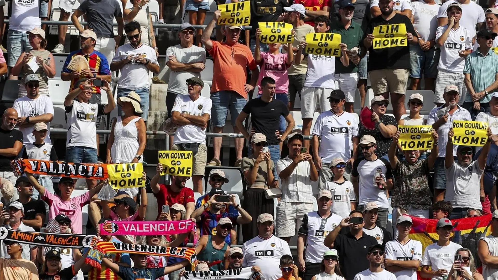 La afición del Valencia se manifiesta contra la directiva en Mestalla tras la 'manita' del Barcelona: «No vais a salir»