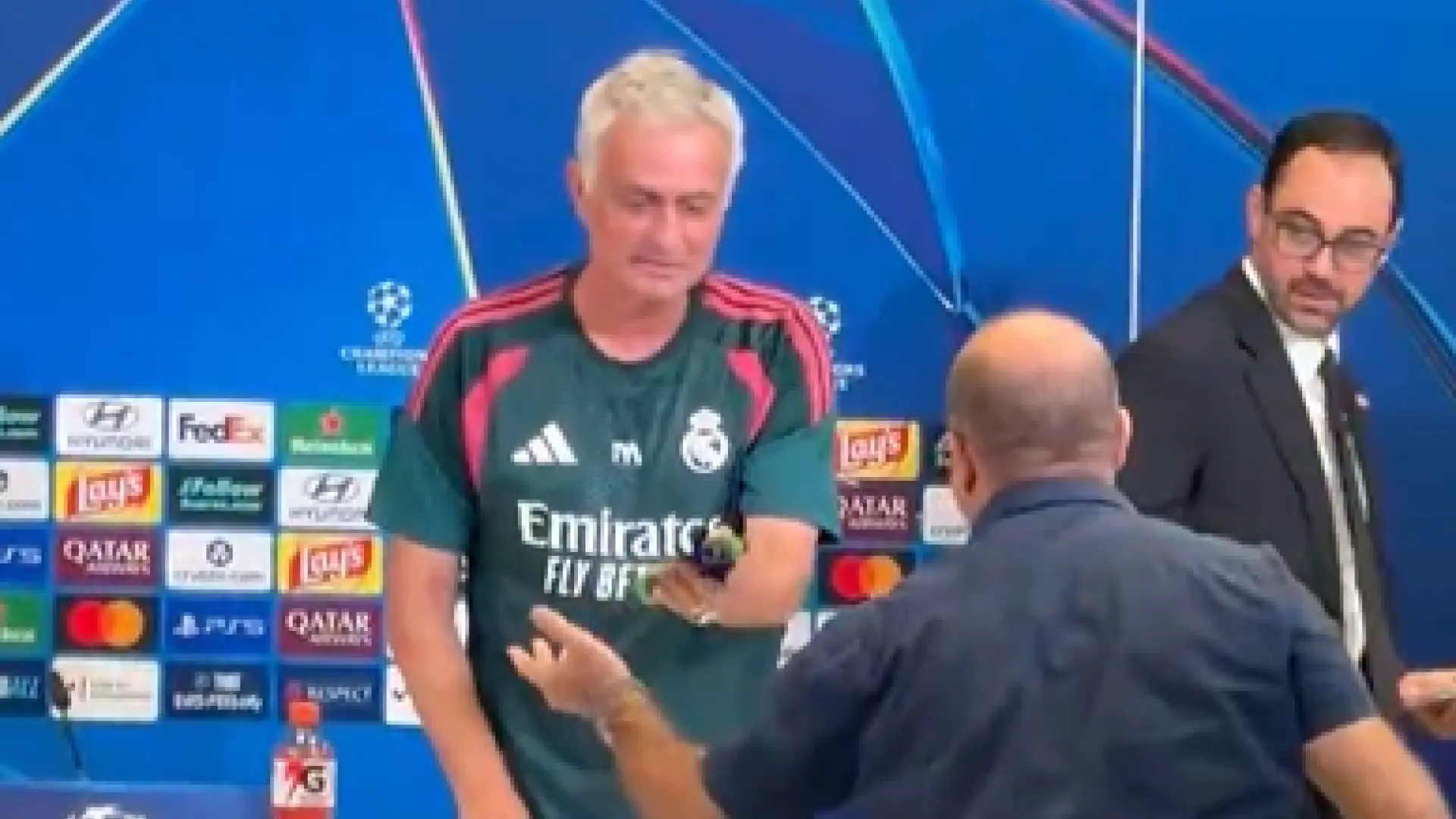 El icónico regalo de un periodista italiano a Mourinho en plena rueda de prensa: «No tengo que pagarlo, ¿no?»
