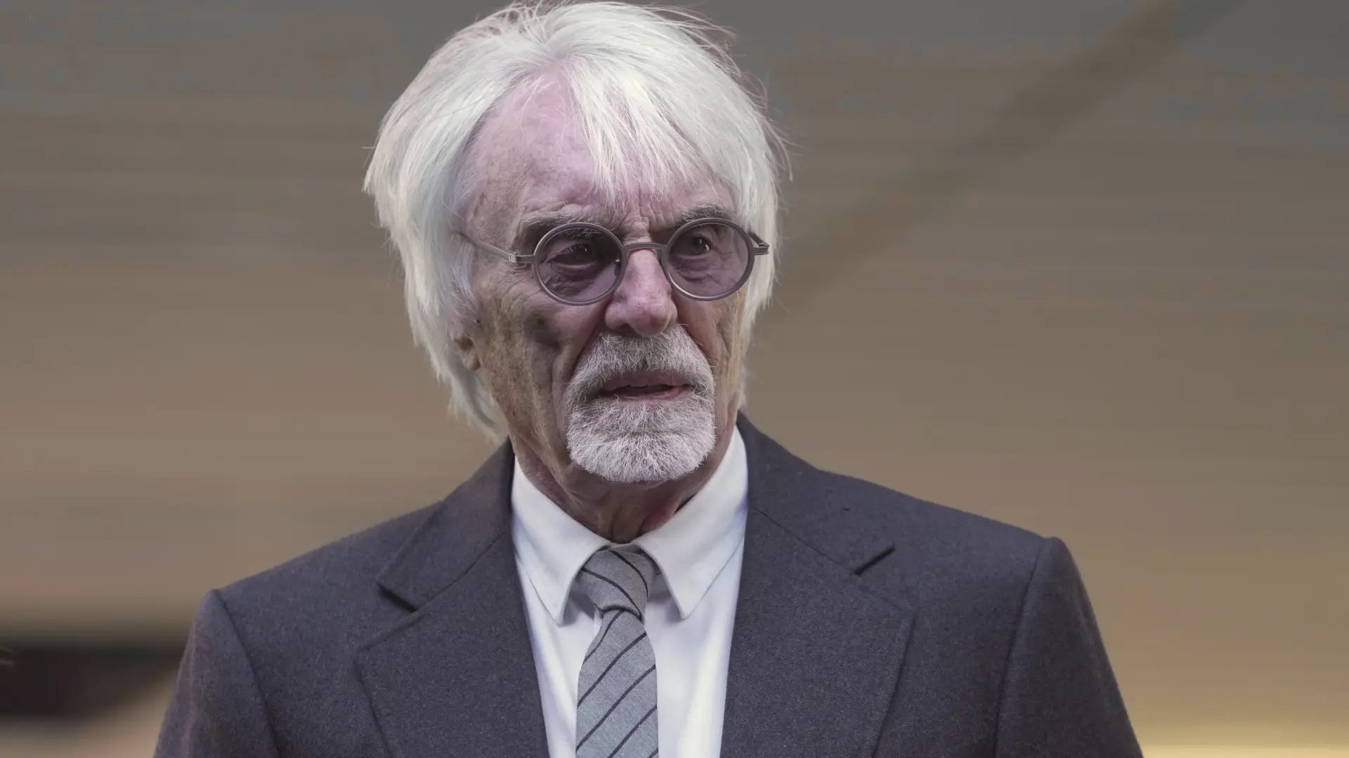 Bernie Ecclestone, expresidente de la Fórmula 1, retenido en un aeropuerto por llevar una escopeta en su avión privado