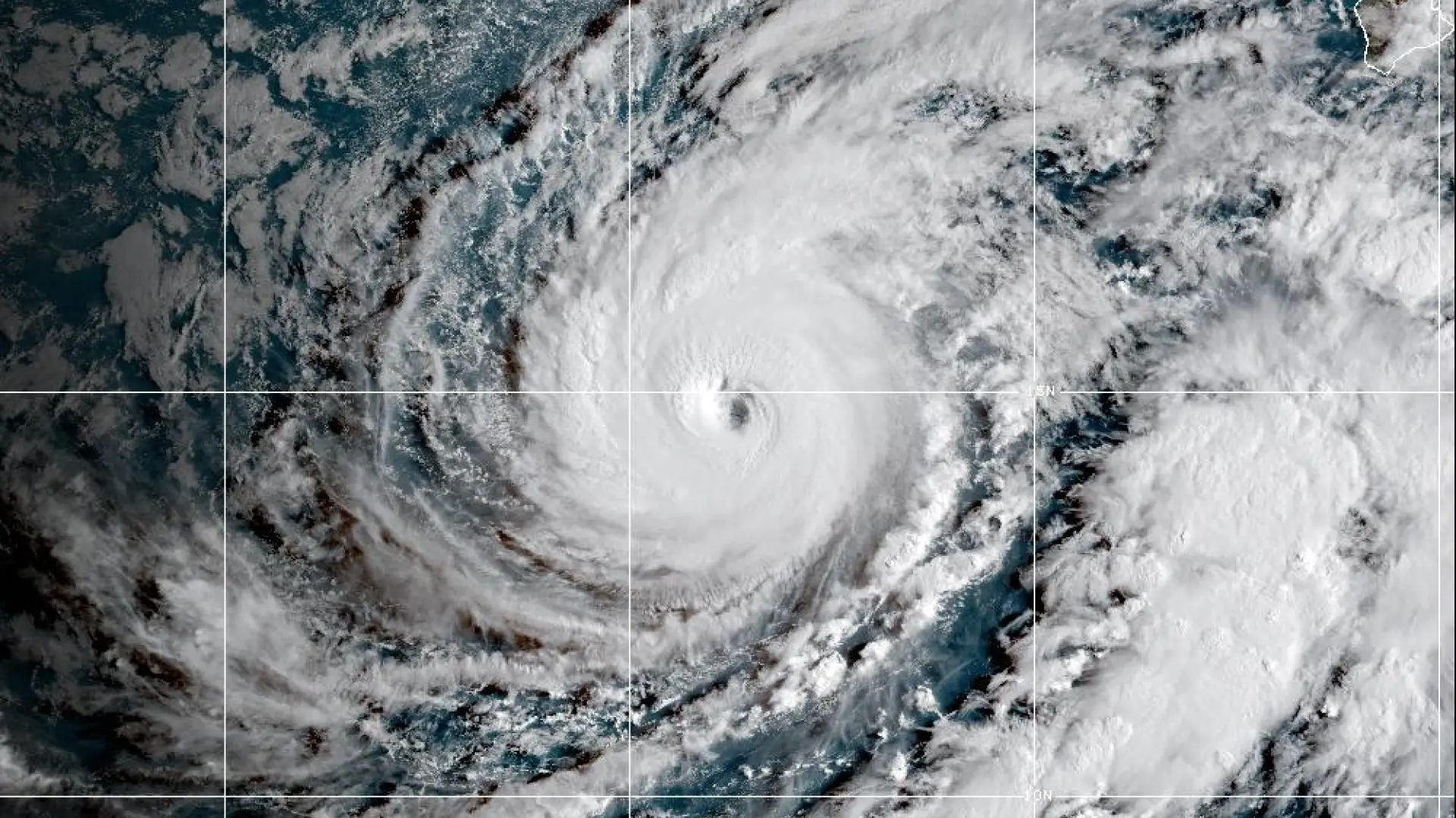 El huracán Lowell azota Hawái: las islas están en alerta por inundaciones repentinas y fuertes rachas de viento