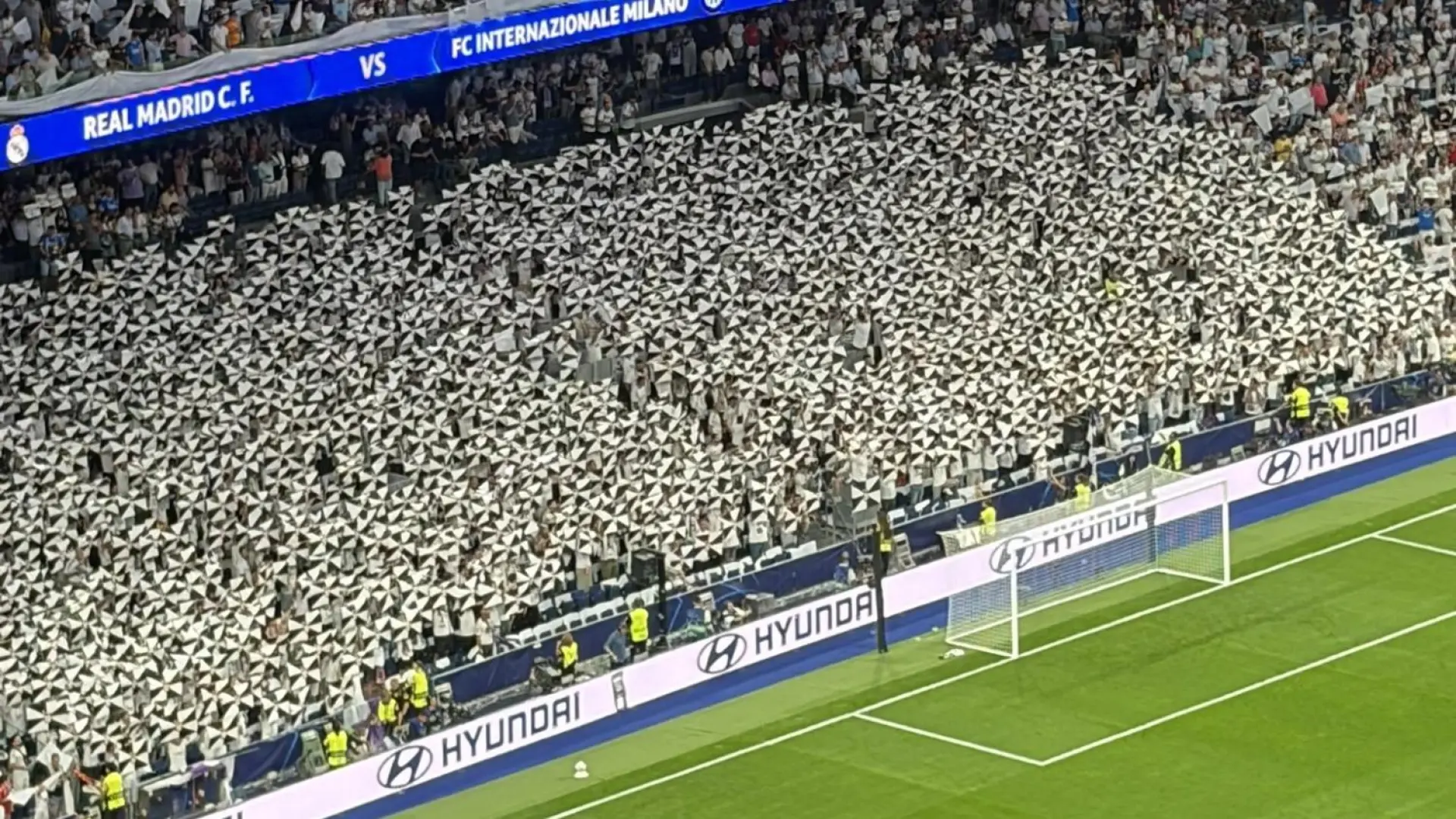 El Bernabéu se vuelca con Ceuta y luce un impresionante mosaico en plena crisis migratoria: «No se vende, se defiende»