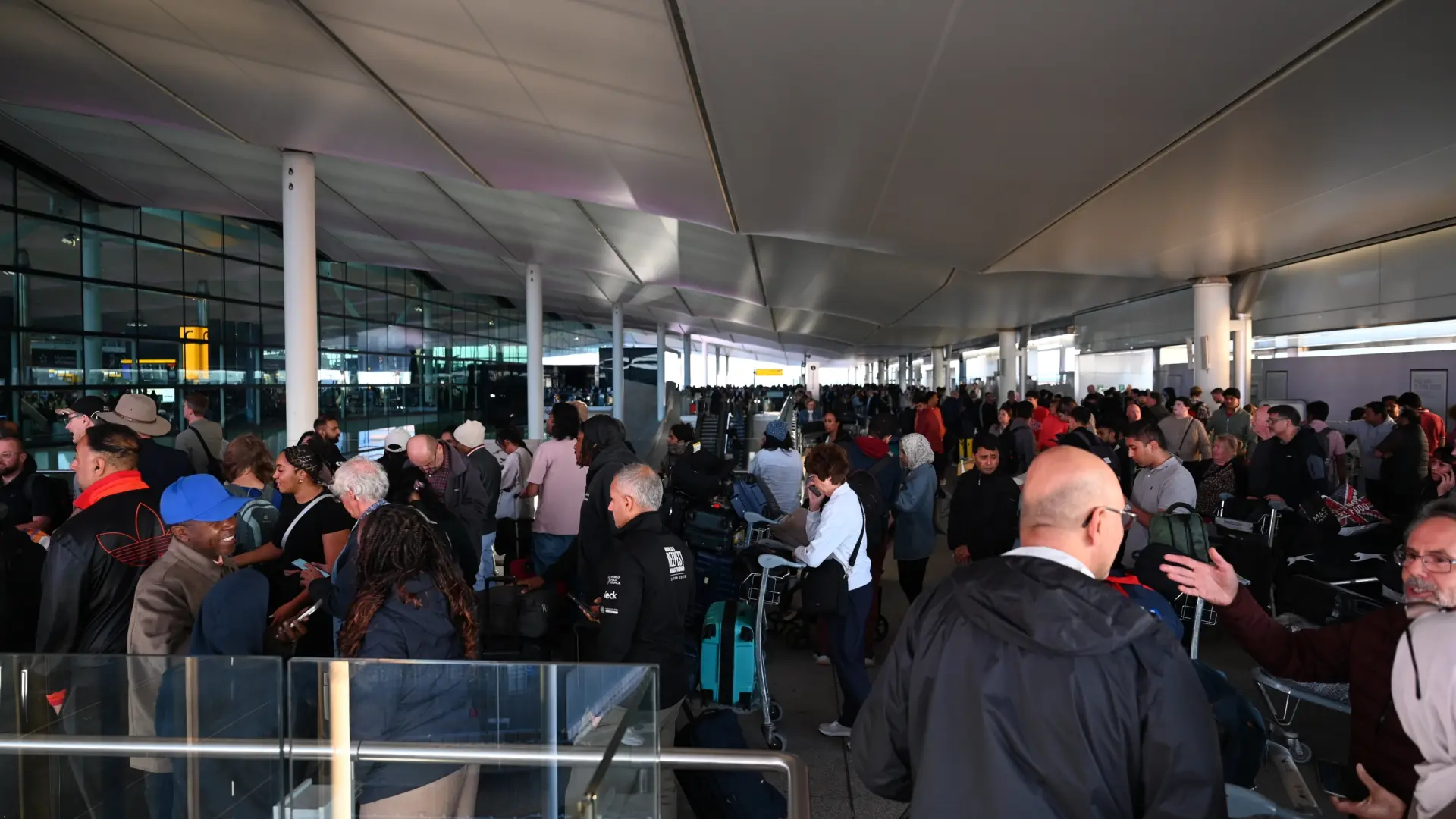 Más de 1.000 vuelos cancelados en Reino Unido por una avería en el sistema de control aéreo, que ya ha sido reparada