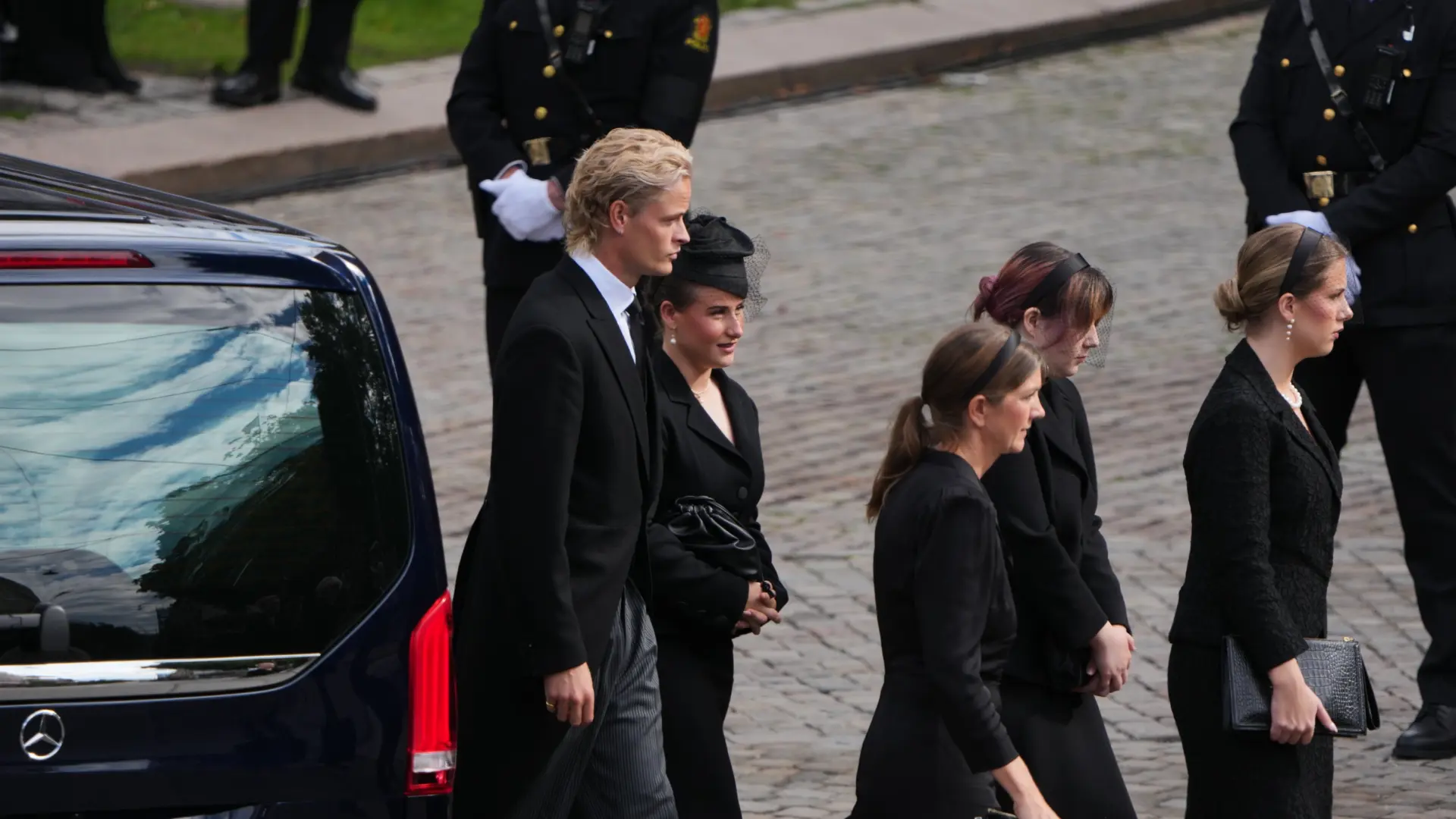 Marius Borg llega al funeral de Harald V en limusina y con gafas de sol junto a sus hermanos