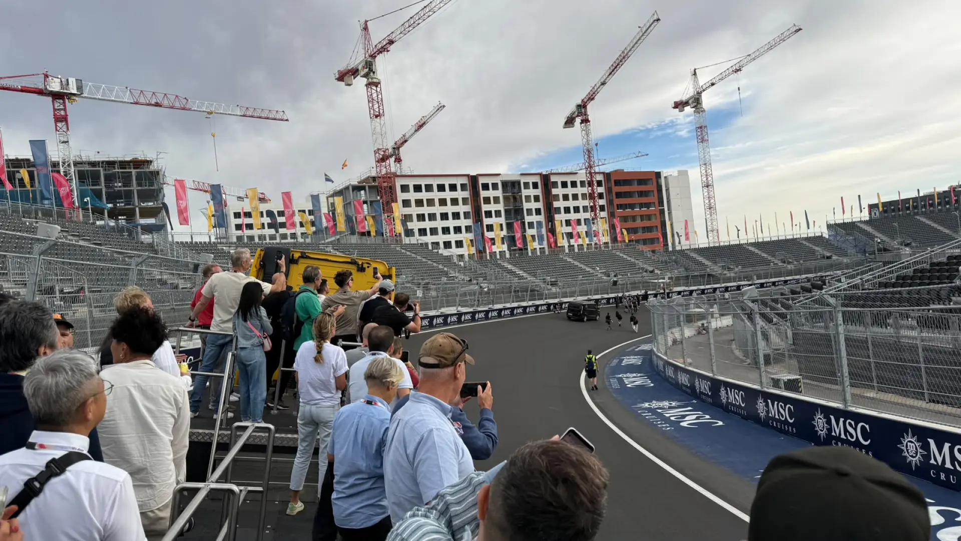 El Madring, desde el asfalto: una vuelta al circuito con '20minutos' y una parada en la icónica curva Monumental