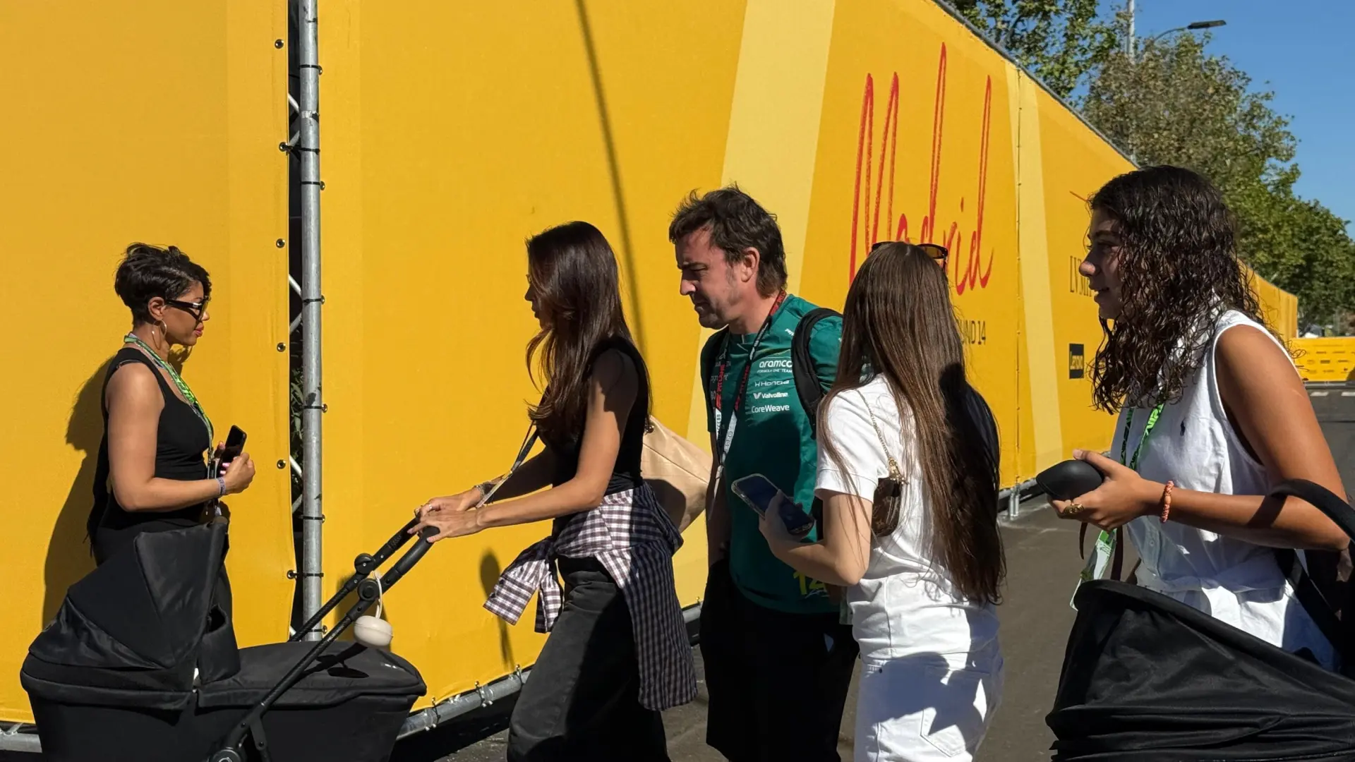 Fernando Alonso con su hijo, Carlos Sainz en buggy… la llegada de los pilotos al Madring, toda una alfombra roja sobre ruedas