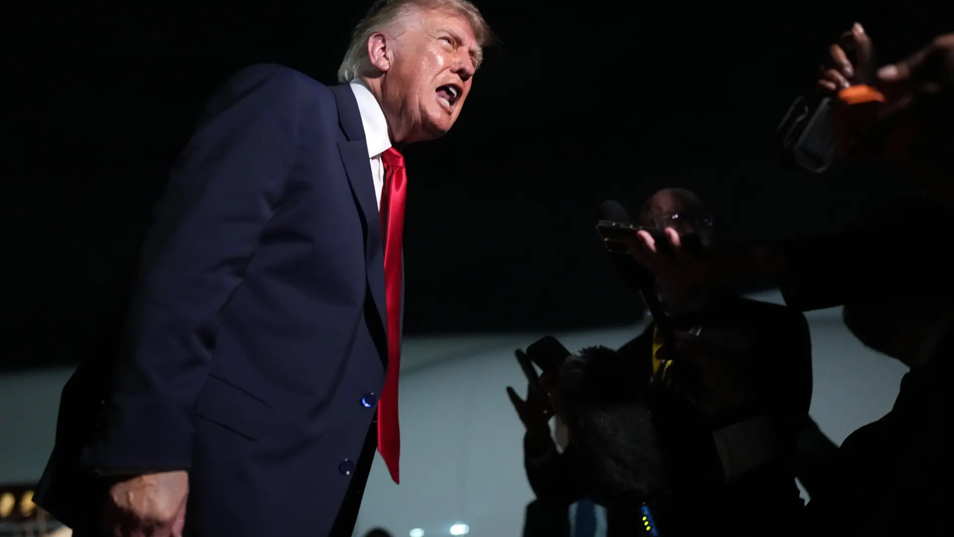 Donald Trump pierde los nervios con una reportera al pie del Air Force One: «¡Tú no, tú eres lo peor!»