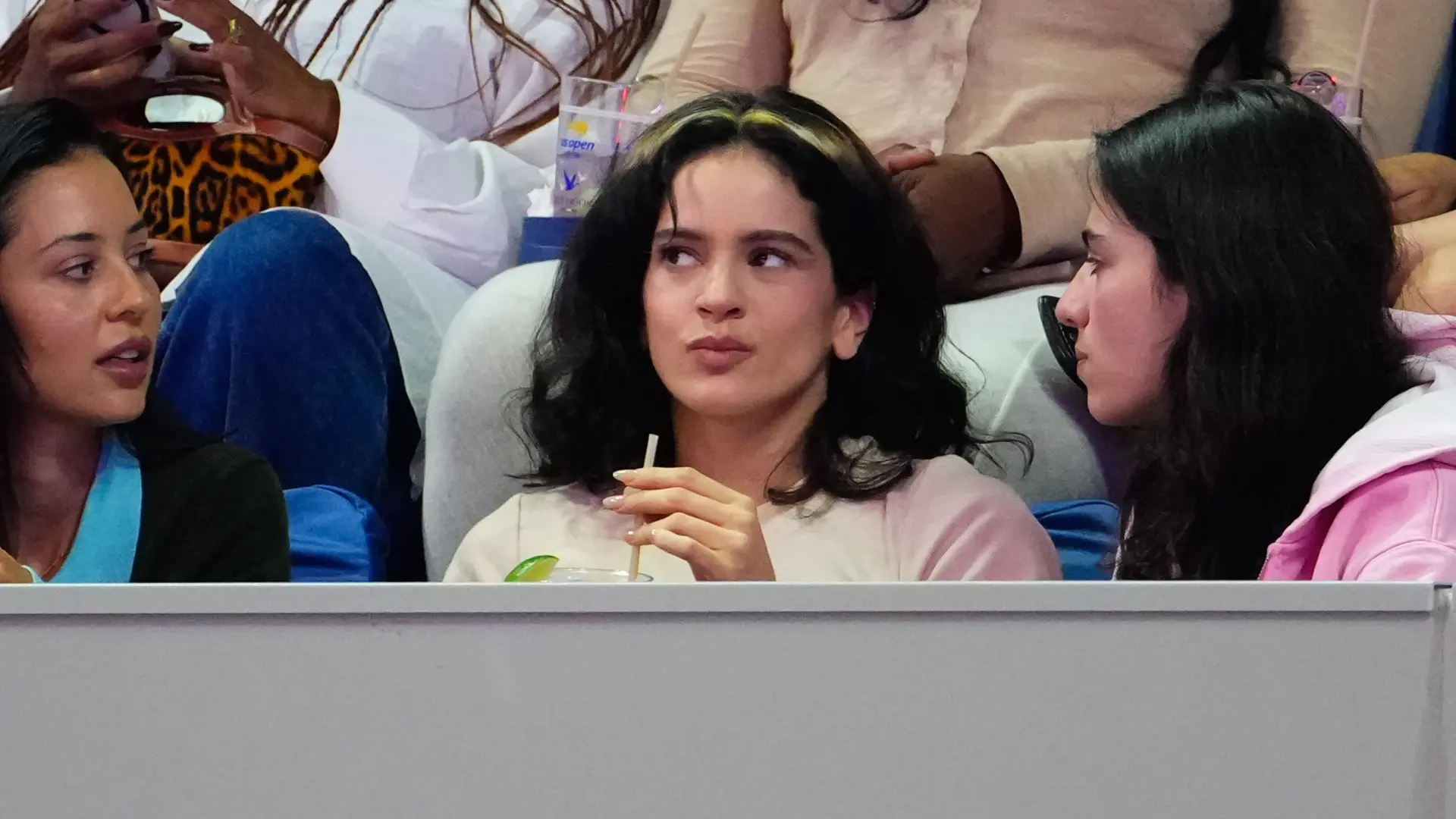 Rosalía y Loli Bahia se dan su primer beso público en el Open de EEUU en Nueva York