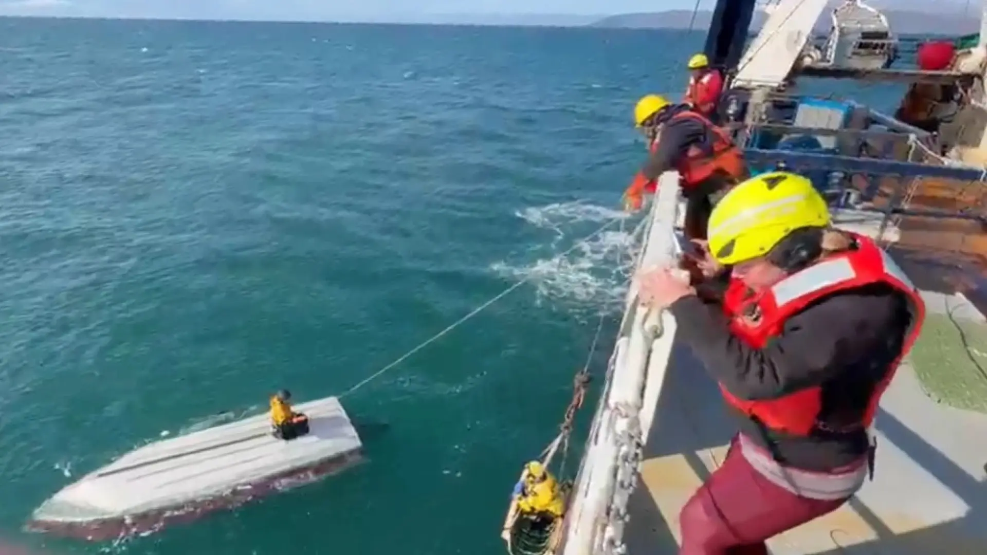 Rescatan a un niño de 15 años que estuvo tres días a la deriva en una barca volcada tras perder a su hermano y a su primo