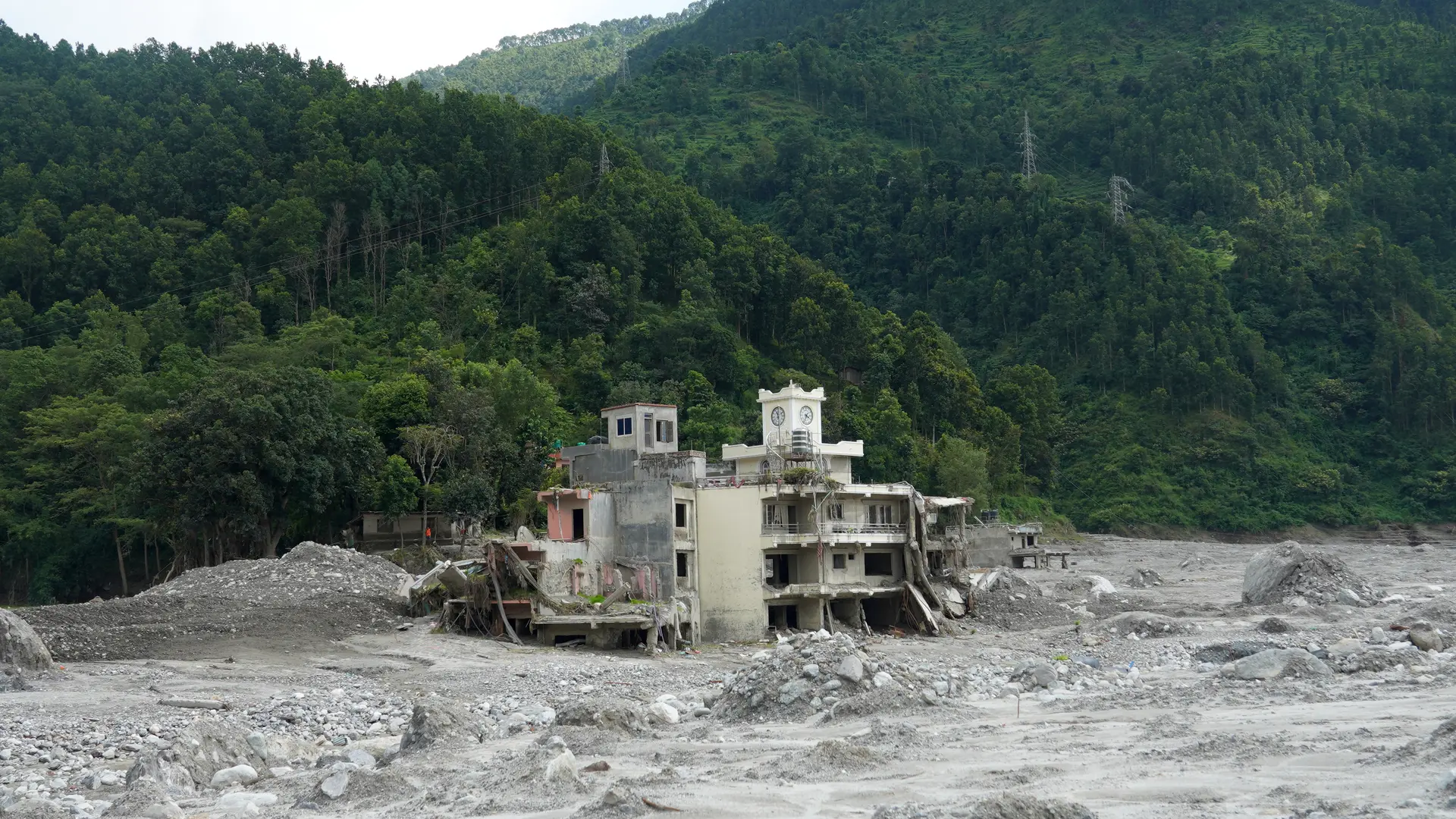 Los rescatistas de Nepal avanzan 80 metros de profundidad en un túnel en el que podría haber supervivientes de la riada