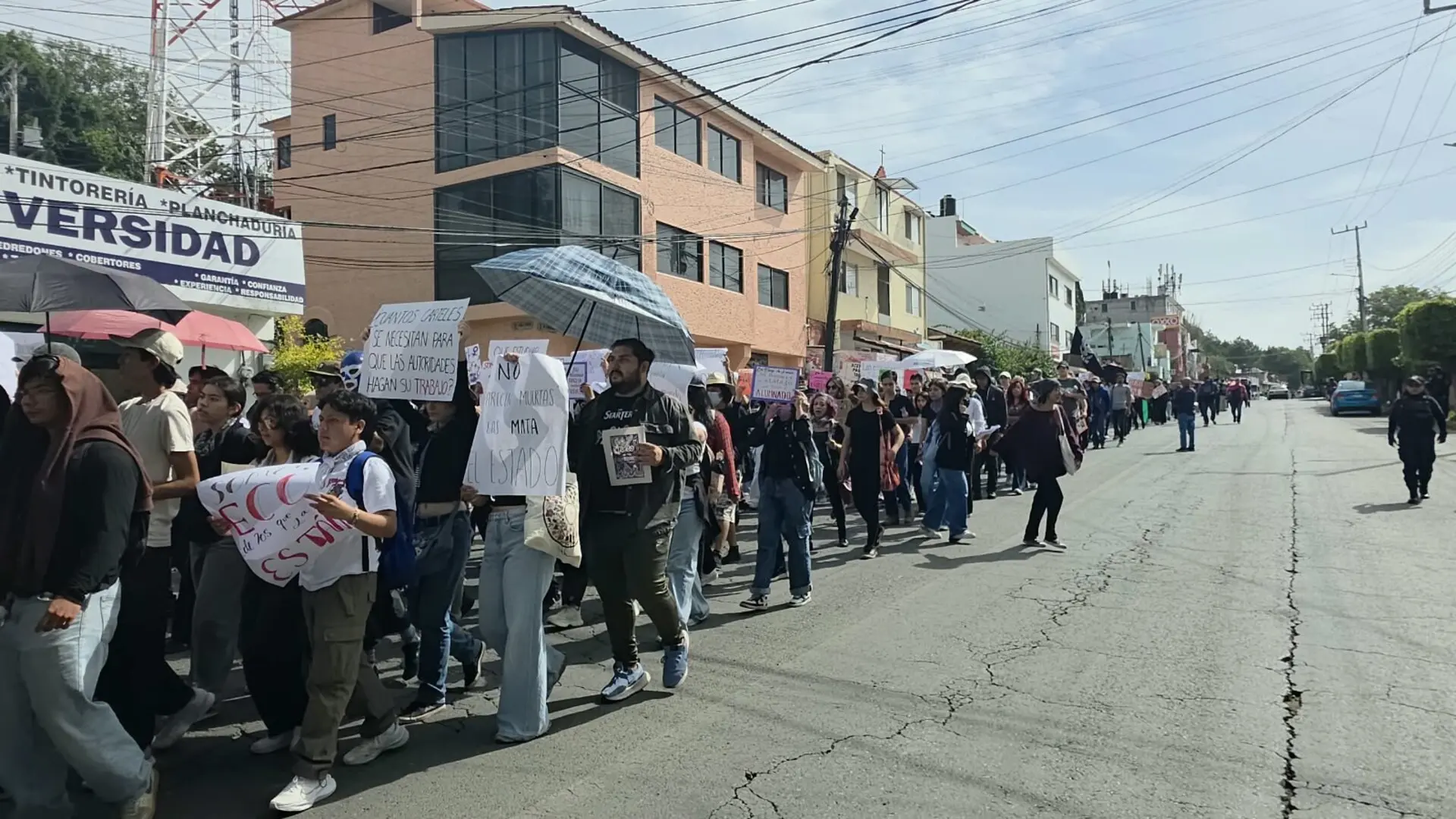 Cientos de alumnos de Morelos marchan para pedir justicia por el asesinato de Claudia Tacoronte: «Matan a estudiantes en la cara»